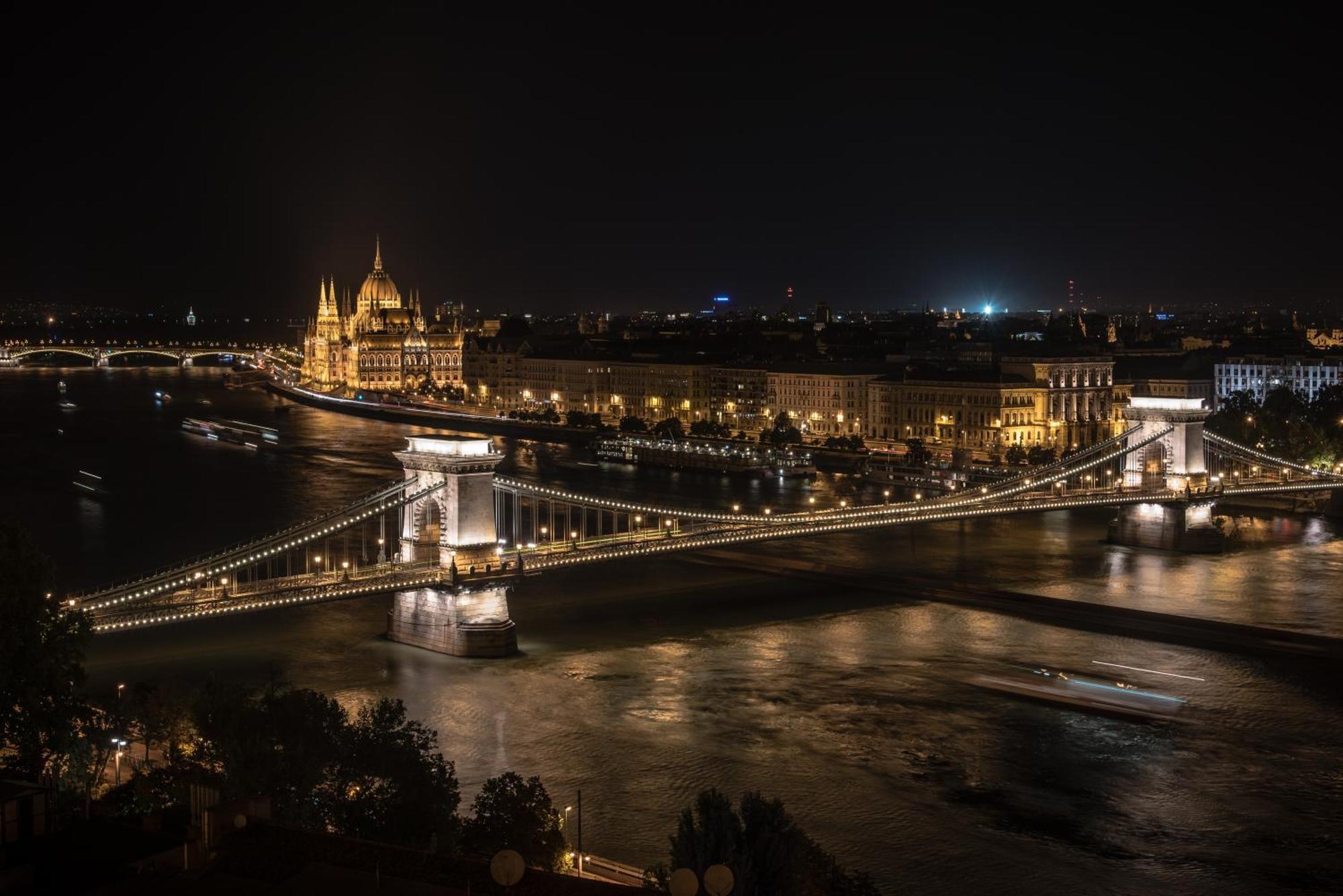 Bright Apartment In The Most Beautiful Street Of Budapest Vaci Street, Fashion Street Boedapest Buitenkant foto