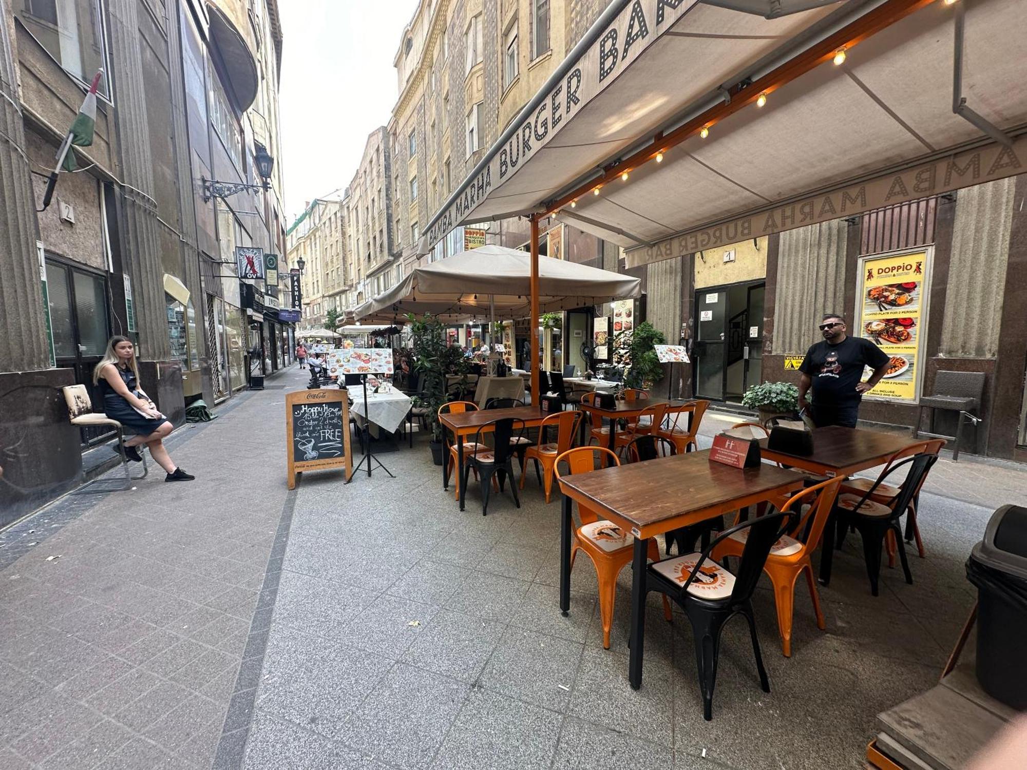 Bright Apartment In The Most Beautiful Street Of Budapest Vaci Street, Fashion Street Boedapest Buitenkant foto